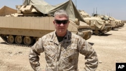Arhiva - Marinski general Fenk Mekenzi, komandant snaga SAD za Bliski istok, razgovara sa novinaima nakon što je stigao u Siriju na sastanak sa američkim i savezniklim komandantima i vojnicima, 21. maja 2021.