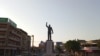 Estátua de Eduardo Mondlane na Avenida Eduardo Mondlane, Maputo, Moçambique. 3 de Fevereiro
