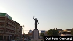 Estátua de Eduardo Mondlane na Avenida Eduardo Mondlane, Maputo, Moçambique. 3 de Fevereiro