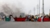 Pessoas montam barricadas durante manifestação em Luanda, 24 outubro 2020