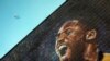 Sebuah helikopter terbang di atas mural Kobe Bryant di pusat kota Los Angeles, 26 Januari 2020. Sembilan orang tewas dalam kecelakaan helikopter yang merenggut nyawa bintang NBA Kobe Bryant dan putrinya yang berusia 13 tahun. (Foto: AFP/Apu Gomes)