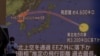 Laporan berita tentang Korea Utara yang menembakkan rudal balistik ke Jepang, di Tokyo. (Foto: Reuters)