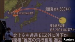 Laporan berita tentang Korea Utara yang menembakkan rudal balistik ke Jepang, di Tokyo. (Foto: Reuters)