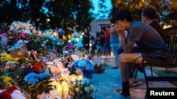 Memorijal za ubijene ispred osnovne škole Rob u Juvaldeu