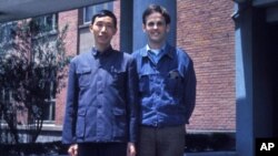 林培瑞(右)和一位複旦大學教授。