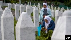 Rođaci žrtava genocida u Srebrenici u memorijalnom centru u Potočarima, 11. jula 2019.