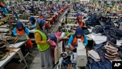 Sejumlah karyawan tampak fokus bekerja di lini produksi di sebuah pabrik garmen di di Bandung, Jawa Barat, pada 11 Juli 2024. (Foto: AP/Achmad Ibrahim)