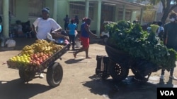 Zimbabwe's new measures to contain COVID-19 include a “vaccination blitz” targeting borders and vendors. But vendors say the vaccination program should remain voluntary, not compulsory. Bulawayo, Zimbabwe, June 27, 2021. (Columbus Mavhunga/VOA) 