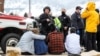 Policija čuva evakuisane ljude posle pucnjave u prodavnici King Supers, 22. marta 2021.