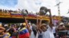 Caracas’ta onbinlerce kişinin katıldığı kitlesel bir eylem gerçekleştiren muhalefet, orijinal seçim tutanaklarının yüzde 81,21’ine ulaştığını ve muhalif lider Gonzalez’in tüm oyların yüzde 67’sini alarak Venezuela’nın seçilmiş yeni başkanı olduğunu savundu