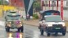 Veículos militar e da polícia patrulham a Avenida Joaquim Chissano defronte onde ocorreu o duplo homicídio de Elvino Dias e Paulo Guambe. 