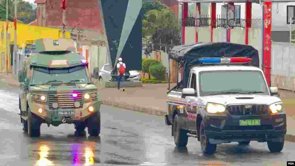 Veículos militar e da polícia patrulham a Avenida Joaquim Chissano defronte onde ocorreu o duplo homicídio de Elvino Dias e Paulo Guambe.