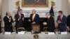 Menteri Perdagangan Howard Lutnick, Menteri Keuangan Scott Bessent, Presiden Donald Trump, kepala AI dan kripto Gedung Putih David Sacks, dan Bo Hines menghadiri KTT Kripto Gedung Putih di Washington, 7 Maret 2025. (Foto: via AP)