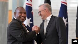 2024年2月8日，澳洲總理安東尼·阿爾巴尼斯（Anthony Albanese，右）在坎培拉議會大廈會見巴布亞新畿內亞總理詹姆斯·馬拉佩（James Marape，左）。