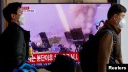 Ljudi hodaju pored TV ekrana u vreme emitovanja vesti o lansiranju severnokorejske balističke rakete u svoje istočne vode, u Seulu, Južna Koreja, 3. novembra 2022.