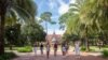 学生们在佛罗里达大学校园内散步。(资料照片，2021年7月21日）