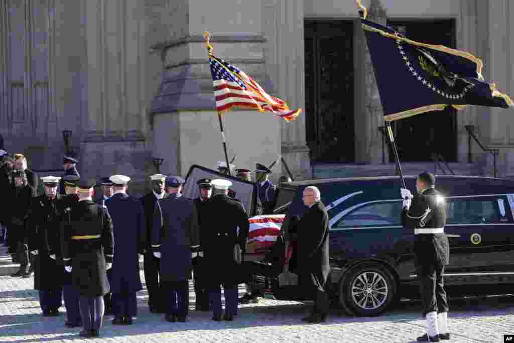 O carro funerário que transporta o caixão do ex-Presidente Jimmy Carter chega à Catedral Nacional de Washington, em Washington, a 9 de janeiro de 2025, para um funeral de Estado.