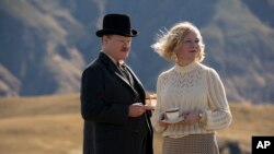 Aktor Jesse Plemons (kiri) dan Kirsten Dunst terlihat dalam potongan adegan dari film "The Power of the Dog" yang masuk nominasi dalam kategori film terbaik di ajang Oscar 2022. (Foto: Netflix via AP/Kirsty Griffin)