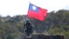一名台灣士兵手舉台灣旗幟參加新竹舉行的軍演模擬反擊中國軍隊攻台。（2021年1月19日）