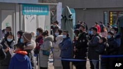 北京市民排隊接受新冠病毒核酸檢測。 （2022年2月8日）