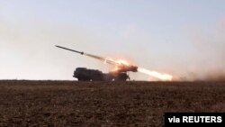 Ruski višecevni lanser raketa "Uragan" ispaljuje rakete tokom vojne vežbe na Krimu, na fotografiji napravljenoj od video snimka objavljenog 15. februara 2022.