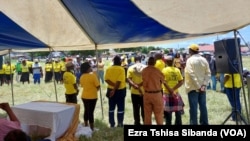 Amalunga ebandla leCitizens Coalition for Change (CCC) esemhlanganweni wokukhanksela ukhetho oqhutshwe nguMnu Welshman Ncube kuWard 8.