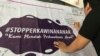 Seorang laki-laki membubuhkan pesan menolak perkawinan anak di atas spanduk yang dipajang dalam Festival Kabupaten/Kota Layak Anak (KLA) yang digelar di Bandung, Minggu (16/12/2018) siang. (Foto: Rio Tuasikal/VOA)