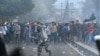 Polisi wakipambana na waandamanaji wanaodaiwa walikuwa wanafanya vurugu mjini Jakarta, Indonesia, Mei 22, 2019.