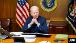 Predsednik SAD Džo Bajden u kancelariji u Kemp Dejvidu tokom današnjeg razgovora sa predsednikom Rusije Vladimirom Putinom (Foto: AFP/White House)

