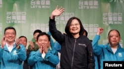 台灣總統蔡英文在勝選連任後在台北民進黨總部外的集會上向支持者揮手致意。（2020年1月11日） 