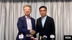 香港中間派組織民主思路召集人湯家驊（左）與新思維主席狄志遠10月22日召開記者會宣布，就12月立法會選舉達成共識，計劃以聯合陣營方式合作參選。(美國之音 湯惠芸)