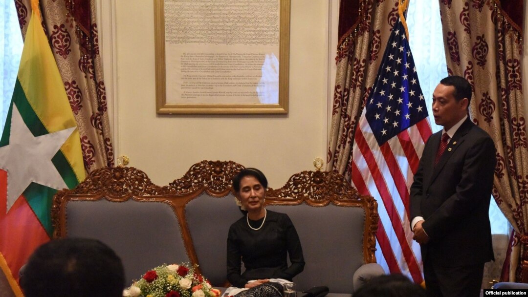 နိုင်ငံတော်အတိုင်ပင်ခံ-နိုင်ငံခြားရေးဝန်ကြီး ဒေါ်အောင်ဆန်းစုကြည်နဲ့ အမေရိကန်နိုင်ငံဆိုင်ရာ မြန်မာသံအမတ်ကြီးဦးအောင်လင်း -အမေရိကန်ပြည်ထောင်စု ဝါရှင်တန်ဒီစီ မြန်မာသံရုံး။ ( စက်တင်ဘာ-၂၀၁၆)