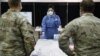 Zdravstvena radnica pokazuje pripadnicima Nacionalne garde kako da testiraju ljude na koronavirus, Las Vegas, Nevada ( Foto: AP/John Locher)