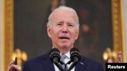 美國總統拜登在白宮國宴廳發表講話談最新的就業報告。 (2022年1月7日)