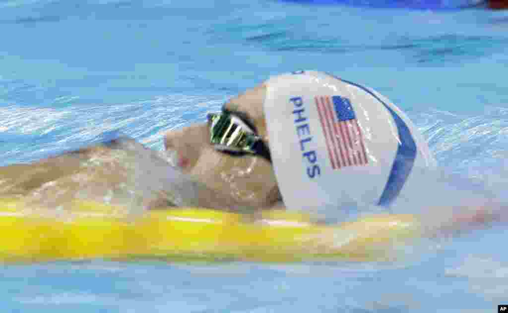 Michael Phelps oo Mareykanka ka socda.