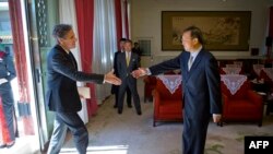 资料照：时任美国副国务卿的布林肯在北京中南海与时任中国国务委员的杨洁篪会晤。（2015年10月8日）