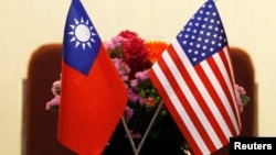 Bendera Taiwan dan AS di Taipei, 27 Maret 2018. (Foto: REUTERS/Tyrone Siu)