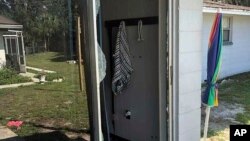 Zadni deo kuće i razbijeno staklo na vratima kroz koja su u kuću upali zamenici šerifa tokom razmene vatre sa napadačem u Lejklendu, Florida, na fotografiji koju je napravila služba Šerifa.
