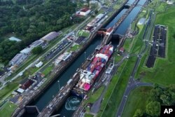 Teretni brod prolazi kroz brane Agva Klara Panamskog kanala u Kolonu, Panama, 2. septembar, 2024.(Foto: AP/Matias Delacroix)