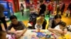 資料照片：在北京哈姆雷斯(Hamleys)玩具店內，家長和孩子在活動站一起玩耍。(2017年12月23日)