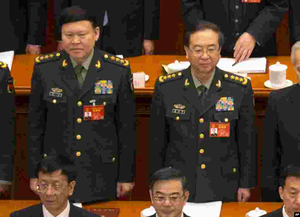 2017年3月5日,中共中央军委政治工作部主任张阳(第二排,左)与中共中央军委联合参谋部参谋长房峰辉(第二排,右)在北京人大会堂参加全国人大会议开幕式。他们曾一起做官,一起升官,一起丢官,罪名先后公布。2018年1月9日新华社报道:“日前,经党中央批准,中华人民共和国中央军事委员会委员房峰辉(中共中央军事委员会原委员、中央军委联合参谋部原参谋长)因涉嫌行贿、受贿犯罪,被移送军事检察机关依法处理。” 由此来看,当时他还没有被开除他最后一个公职和军职。当局没有说是否开除了他的党籍,而过去对“大老虎”往往是先开除党籍和公职再移送司法机关的。