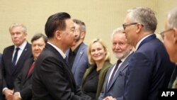 台灣外交部長吳釗燮在立陶宛維爾紐斯議會與外交和歐洲事務委員會成員握手。 （法新社照片）