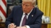 Presiden AS Donald Trump menandatangani perintah eksekutif untuk mengakhiri kewarganegaraan berdasarkan kelahiran di Ruang Oval Gedung Putih, 20 Januari 2025.