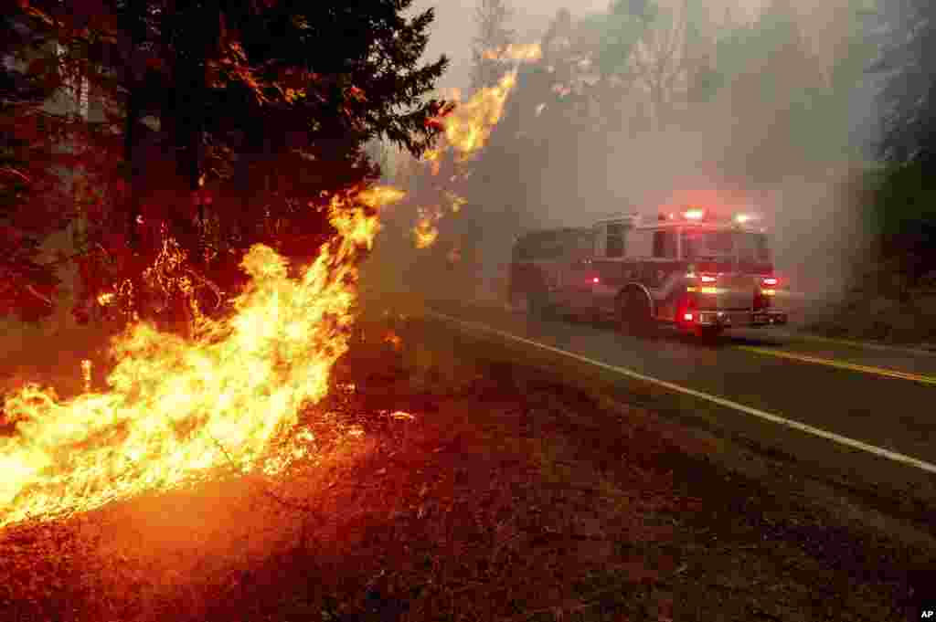 California eyaletindeki Fresno County'de itfaiye ekipleri yangın söndürme çalışmalarına katılıyor, 7 Eylül 2020. 