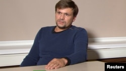 Fotografija načinjena od video snimka koji je emitovao ruski državni kanal RT 13. seprembra 2018. na kojoj je prikazan Rus potpisan kao Ruslan Boširov tokom intervjua na neidentifokavnoj lokaciji.