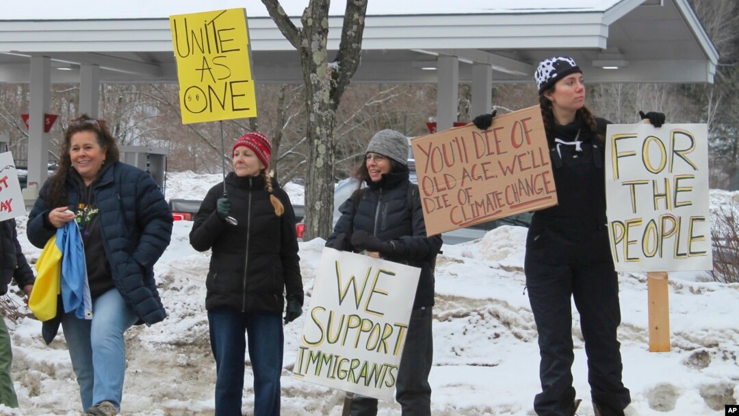 Manifestan kanpe sou Ri Prensipal vil Waitsfield, eta Vermont pou pwoteste kont vizit Vis Prezidan JD Vance, 1 Mas, 2025. 