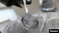 資料照片：2022年5月18日，德國薩爾茲吉特的大眾汽車電池生產試驗線上，用於電池漿料的石墨粉。 （路透社照片）
