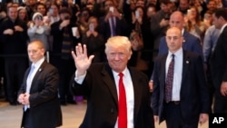 Novoizabrani predsednik Donald Tramp izlazi iz zgrade Njujork Tajmsa 22. novembra 2016.