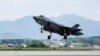 Arhiva - Južnokorejski borbeni avion američke proizvodnje F-35A poleće tokom zajedničkih vojnih vežbi Južne Koreje i SAD, 21. avgusta 2023.