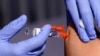 FILE -Seorang pasien di Lynwood, California, diberi suntikan vaksin flu, 28 Oktober 2022. Pusat Pengendalian dan Pencegahan Penyakit Amerika (CDC) memperkirakan 19.000 orang telah meninggal dunia karena flu pada musim dingin ini, termasuk 86 anak-anak. 